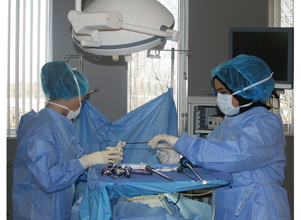 Students in the HFC Surgical Technology program hone their surgical skills in a controlled, simulated environment. 