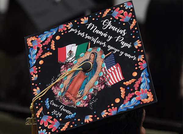 A close up of Jesus Cruz-Navarro’s graduation cap.