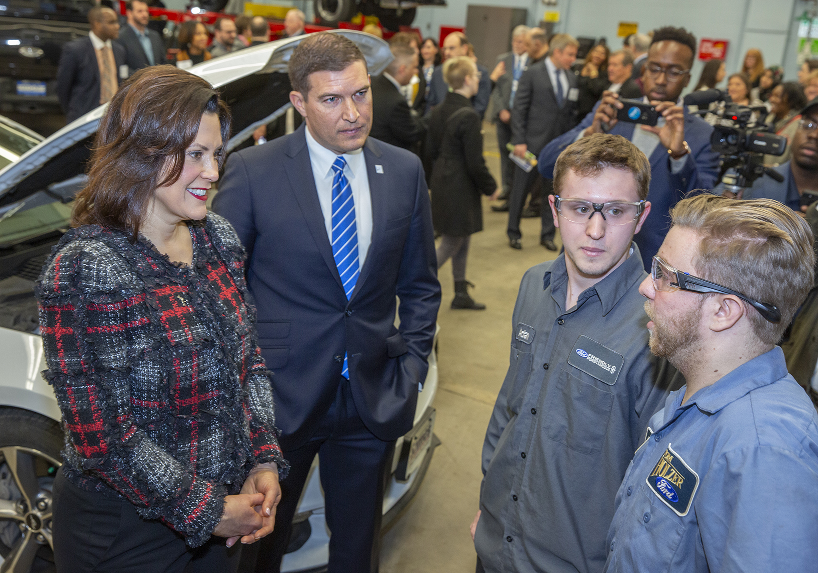 Governor Whitmer meets HFC students in the automotive ASSET lab